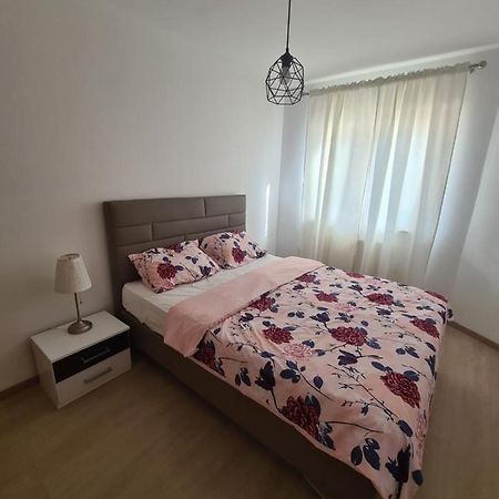 Apartmani Emily Pula Exteriör bild