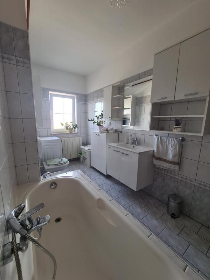 Apartmani Emily Pula Exteriör bild