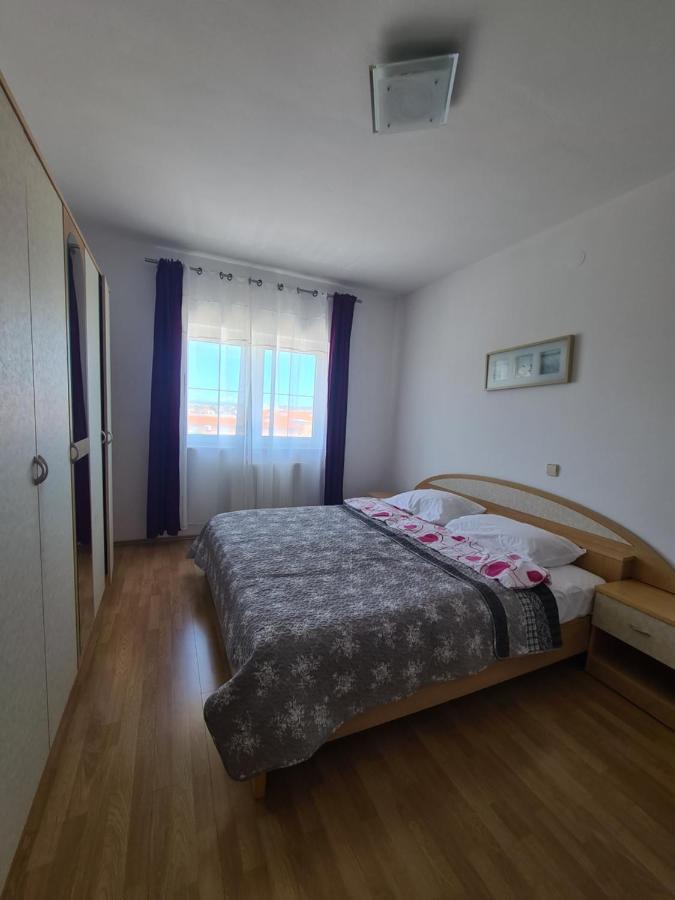 Apartmani Emily Pula Exteriör bild