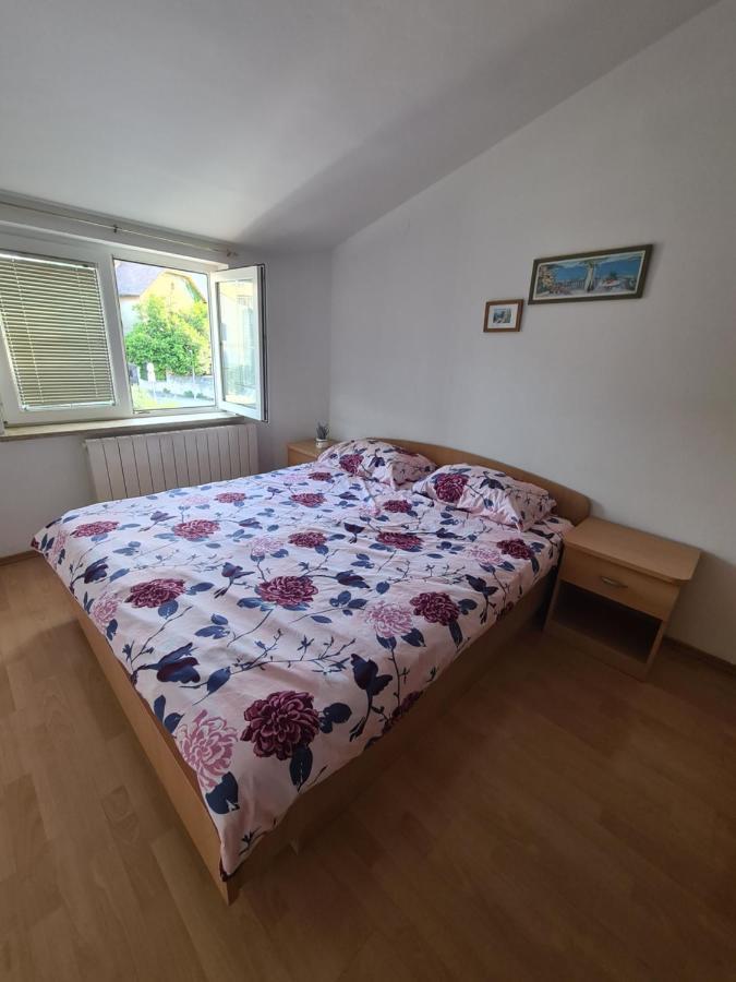 Apartmani Emily Pula Exteriör bild