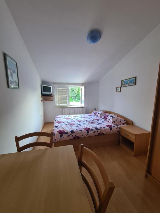 Apartmani Emily Pula Exteriör bild